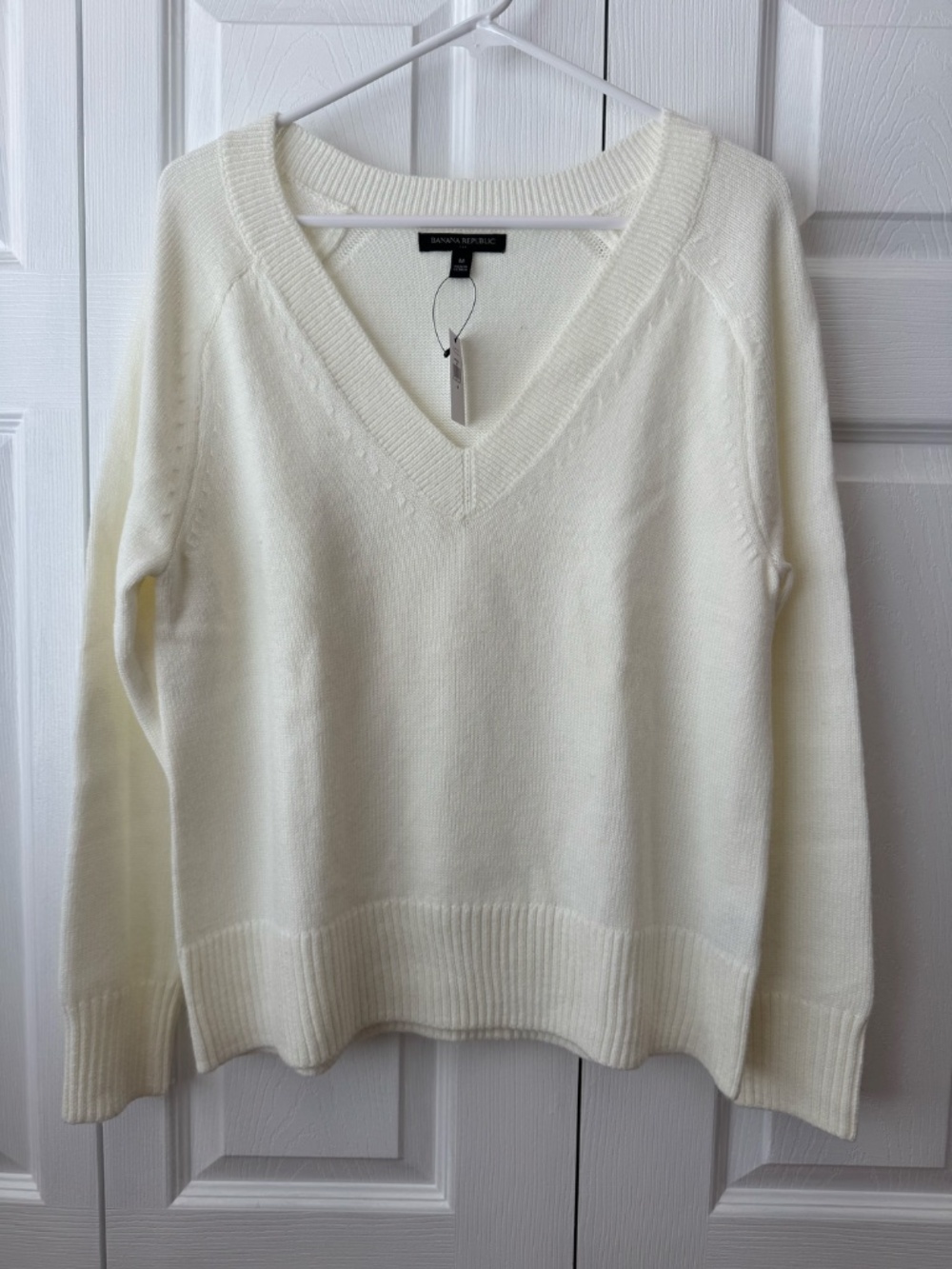NWT Banana Republic Factory Cream Ivory V-Neck Pullover Sweater - Medium
